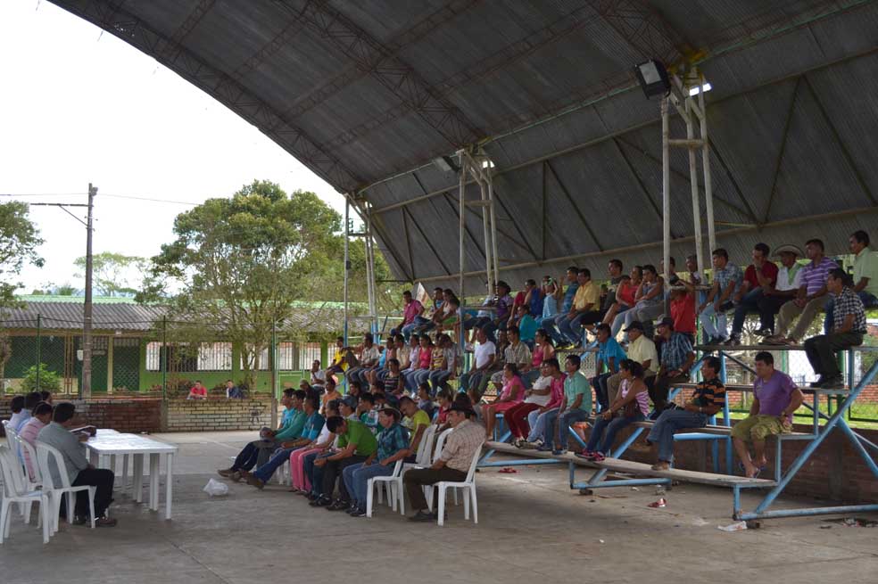 Parte de la comunidad oye atenta la socialización de la primera fase del plan. / Pablo Convers