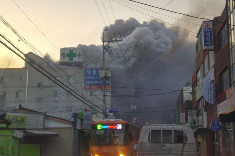 Al menos 41 muertos y 80 heridos deja incendio en hospital surcoreano