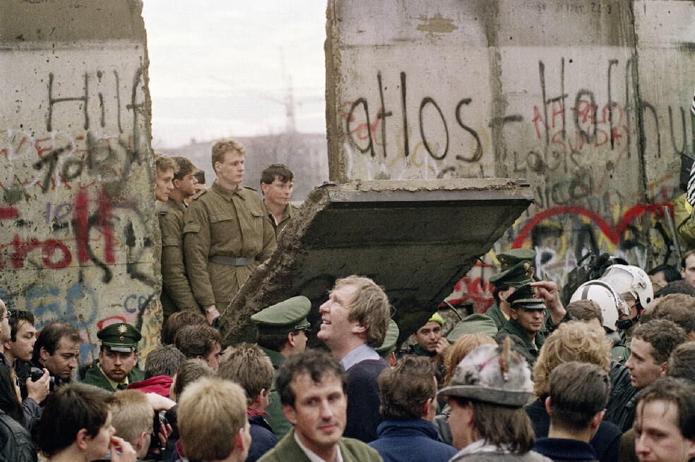 El muro de Berlín cayó en noviembre de 1989 y fue el inicio simbólico de la reunificación alemana.