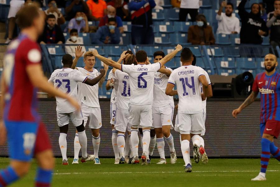 Los jugadores de Real Madrid celebrando el primer gol del partido.