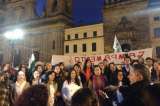 Unos 100 cantantes apoyaron con su voz el campamento por la paz