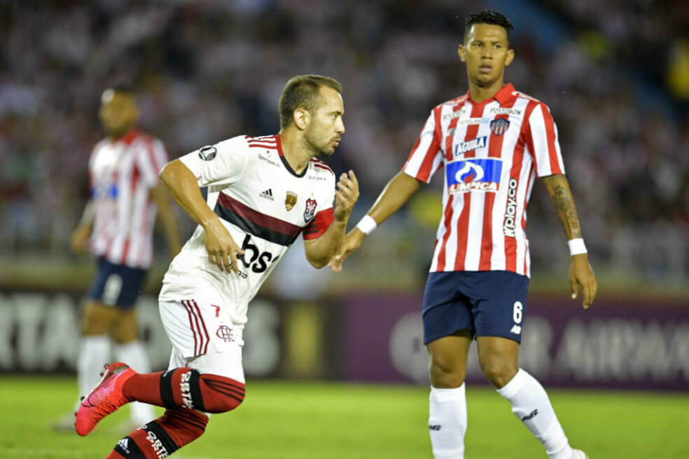 Ante la mirada de James Sánchez (Júnior), el brasileño Éverton Ribeiro celebra uno de los goles que anotó en el estadio Metropolitano Roberto Meléndez. / AFP