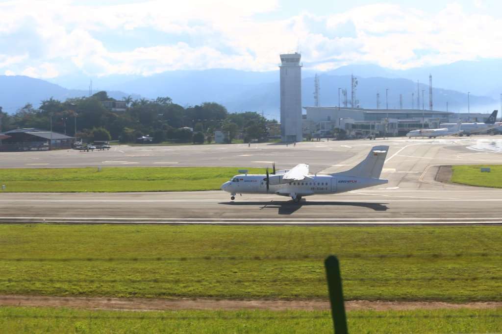 "La Resolución 1054 establece el Protocolo de Bioseguridad para la operación aérea de vuelos domésticos de pasajeros. Deberá ser implementado en los aeropuertos y las aerolíneas autorizadas para el desarrollo del Plan Piloto para la conectividad aérea esencial", dijo la ministra de Transporte el 1 de julio.