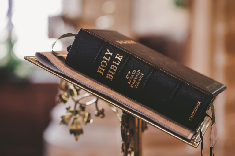 La Biblia:
Es un conjunto de libros canónicos, que en el judaísmo y cristianismo se considera que es producto de inspiración divina.
Se han producido alrededor de cinco mil millones de copias de la Biblia, convirtiéndolo en uno de los libros más vendidos de la historia, además ha sido traducida de forma completa a 438 idiomas y de forma parcial al menos a 2.454 idiomas.
Los textos que componen la Biblia fueron escritos a lo largo de aproximadamente 1000 años (entre el 900 a. C. y el 100 d. C.).