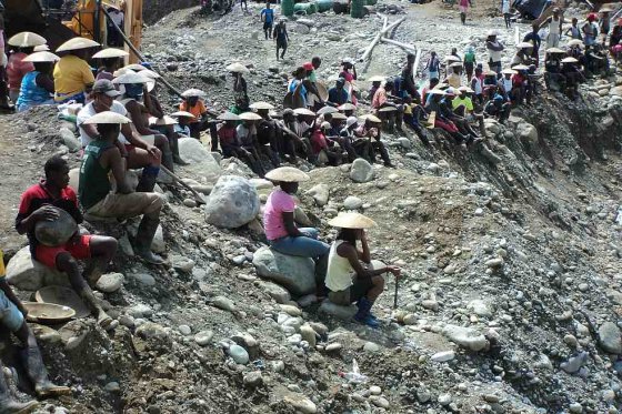 Cientos de afrodescendientes de Santa María esperan su turno para lavar oro en las riveras del río Timbiquí, a la intemperie del sol y a la orden de sus amos: Los Rastrojos o el frente frente 29 de las Farc.