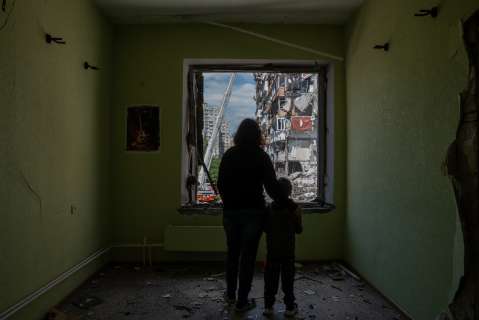 “No es resiliencia, solo toca seguir”: lo que una colombiana capta con su lente en Ucrania