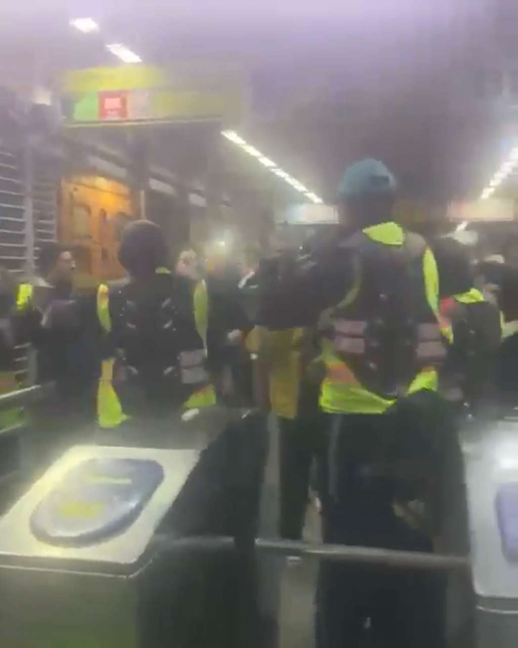 El enfrentamiento entre jóvenes y guardas de seguridad del sistema dejó personas lesionadas y generó reacciones en redes sociales.
