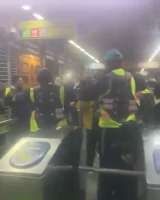 Denuncian agresión en Transmilenio tras control a colados: jóvenes terminaron lesionados