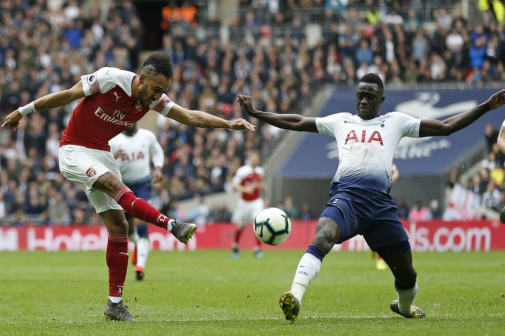 Dávinson Sánchez (d), durante el partido de este sábado entre Tottenham y Arsenal. / AFP
