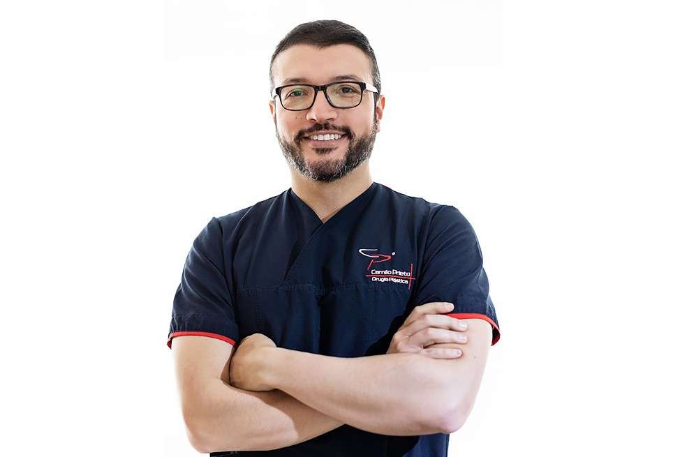 Camilo Prieto es médico, magíster en filosofía, defensor de derechos humanos y ambientalista.