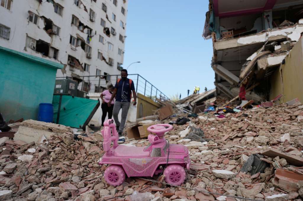 Un coche de juguete se ve entre los escombros que dejaron los terremotos en Catia La Mar, Venezuela.
