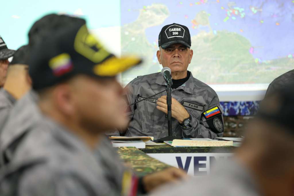 AME365. CARACAS (VENEZUELA), 17/09/2025.- Fotografía cedida por Prensa del Palacio de Miraflores del ministro de defensa, Vladimir Padrino López participando durante un acto militar este miércoles, en Caracas (Venezuela). Padrino López llamó a "duplicar esfuerzos" militares ante un eventual conflicto bélico en el mar Caribe, después de que Caracas denunciara como una "amenaza" el despliegue naval de Estados Unidos, país que asegura combatir el narcotráfico cerca al territorio venezolano. EFE/ Prensa del Palacio De Miraflores /SOLO USO EDITORIAL/ NO VENTAS/ SOLO DISPONIBLE PARA ILUSTRAR LA NOTICIA QUE ACOMPAÑA (CRÉDITO OBLIGATORIO)