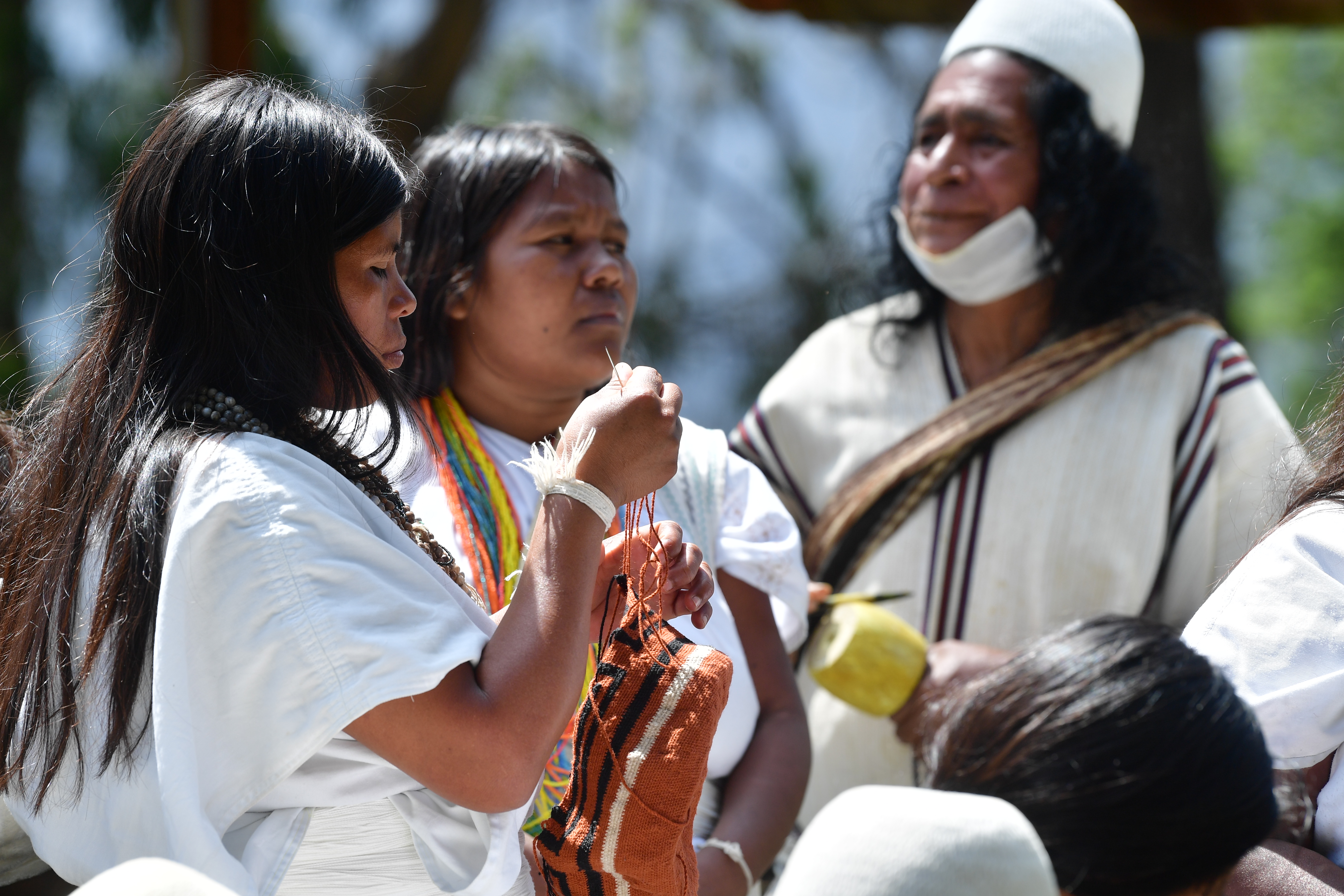 Indígenas de la Sierra Nevada de Santa Marta hacen pagamento en el santuario de Monserrate.