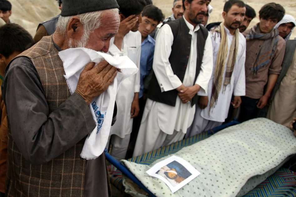 Un hombre llora durante el funeral de una de las víctimas del atentado en Kabul (Afganistán), este fin de semana. / EFE