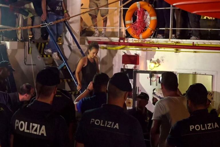 La capitana del barco rescatista «Sea Watch» que fue arrestada por salvar a 40 migrantes