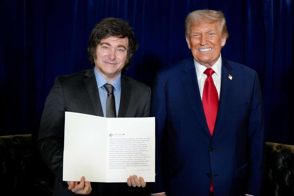 AME1731. NUEVA YORK (ESTADOS UNIDOS), 23/09/2025.- Fotografía cedida por la Presidencia de Argentina del mandatario Javier Milei (i), junto al presidente de los Estados Unidos, Donald Trump, durante una reunión este martes, en Nueva York (Estados Unidos). Milei mantuvo su primera reunión bilateral oficial con su homólogo estadounidense, Donald Trump, y le agradeció por su "gran amistad" y por su respaldo electoral, algo que consideró "un gesto extraordinario". EFE/ Presidencia de Argentina / SOLO USO EDITORIAL NO VENTAS/SOLO DISPONIBLE PARA ILUSTRAR LA NOTICIA QUE ACOMPAÑA (CRÉDITO OBLIGATORIO)

