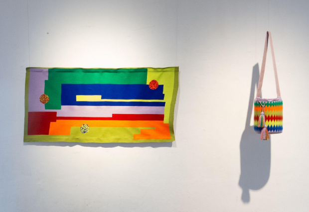 La exposición “1+1=11″ se compone de obras del artista danés Jeppe Skjøde Knudsen y tejedoras del pueblo wayuu.