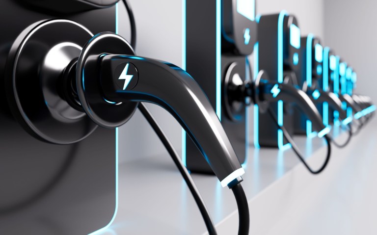 Compradores de vehículos híbridos o eléctricos recibirán alivios tributarios: DIAN