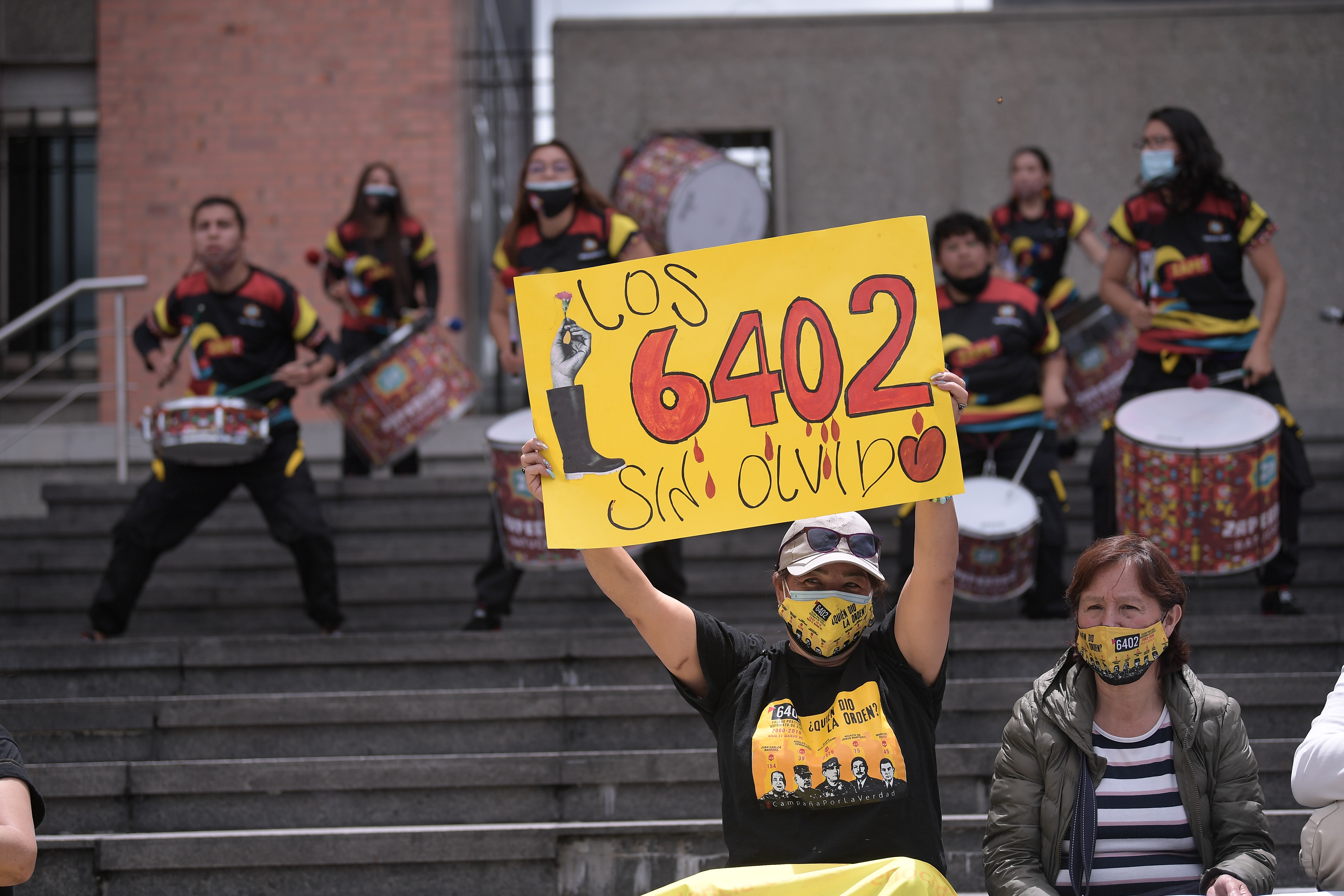 Las madres de falsos positivos (Mafapo) se hicieron presente a las afueras de la Fiscalía y Tribunales de Bogotá y Cundinamarca, en la imputación contra el general (r) Mario Montoya por falsos positivos. Las víctimas esperan que los militares implicados reciban la misma acción que Montoya en el macrocaso que adelanta la JEP por las ejecuciones extrajudiciales.