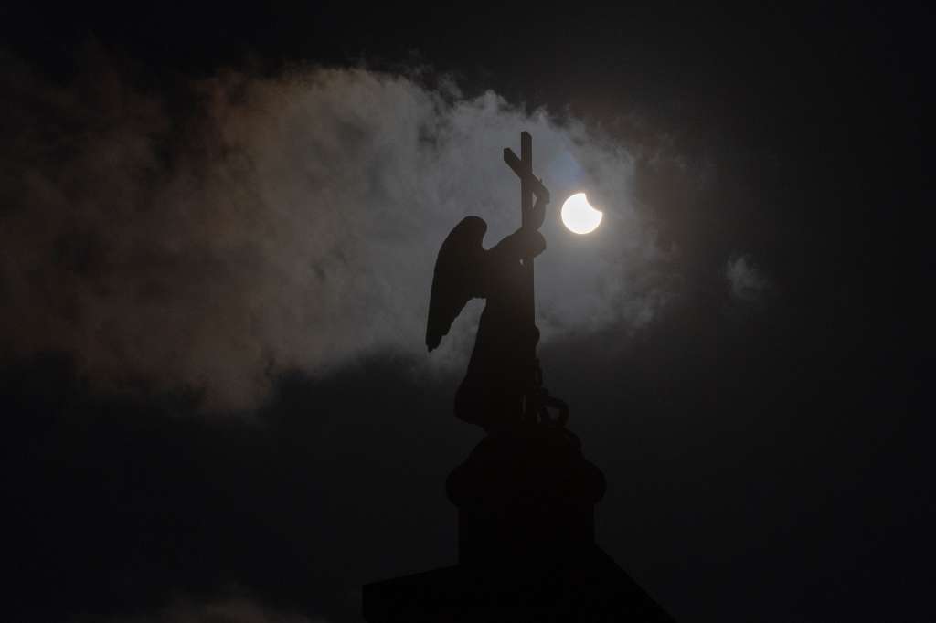 FOTODELDÍA ECLIPSE SOLAR EN RUSIASAN PETERSBURGO (Federación Rusa), 29/03/2025.- Vista de un eclipse solar parcial con la estatua de un ángel sobre la Columna de Alejandro en la Plaza Dvortsovaya (Palacio) de San Petersburgo, Rusia, el 29 de marzo de 2025. EFE/ Anatoly Maltsev