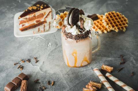 Este es el paso a paso para preparar una malteada de chocogalleta