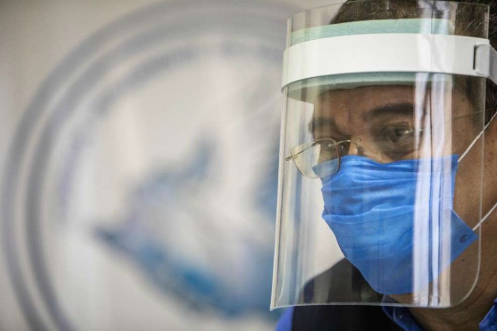 Científicos piden a la OMS reconocer que el virus viaja por el aire.