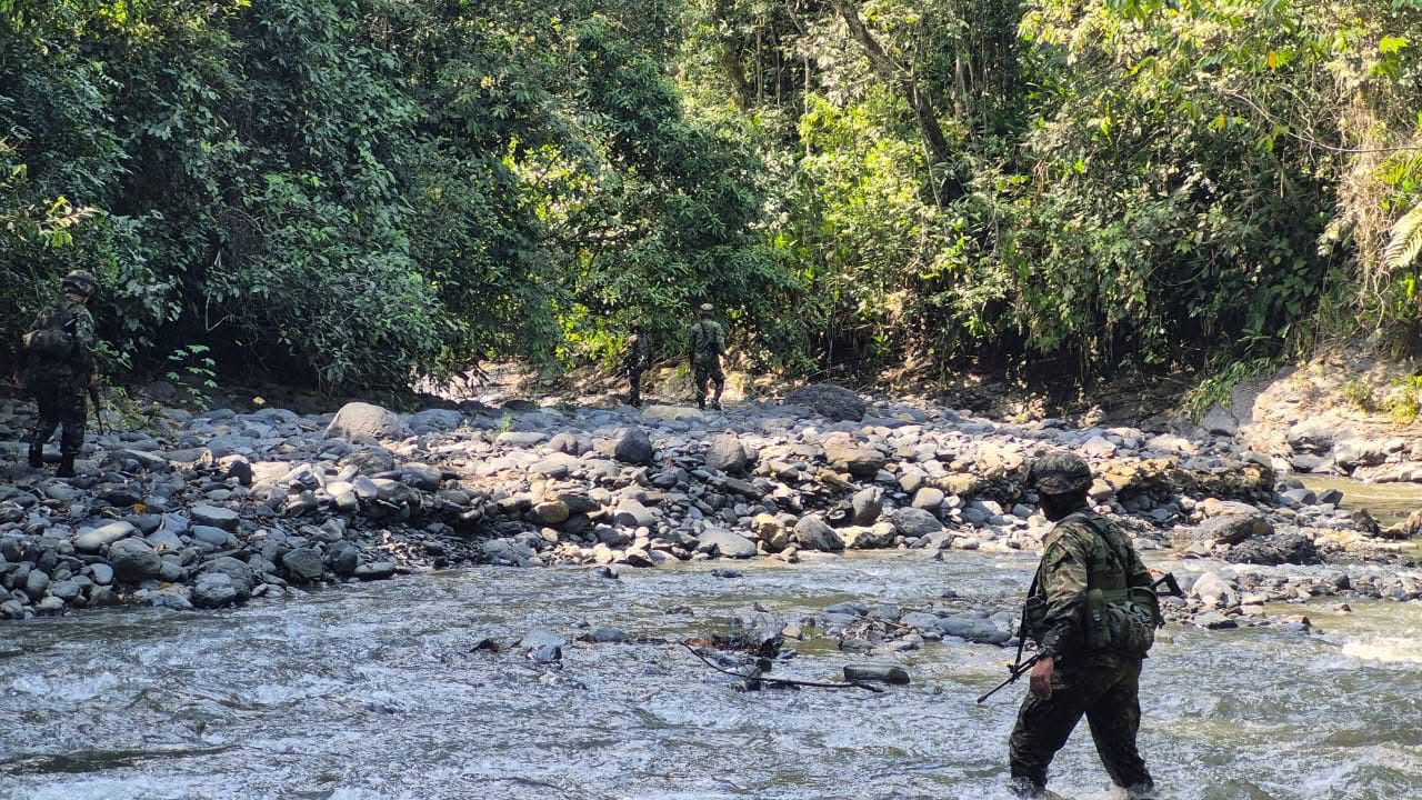 Tropas del Batallón Sucre y expertos de la Sijin realizaron el hallazgo de un cuerpo en el sector Otro Mundo, límites entre Pauna, Boyacá, y Florián, Santander.