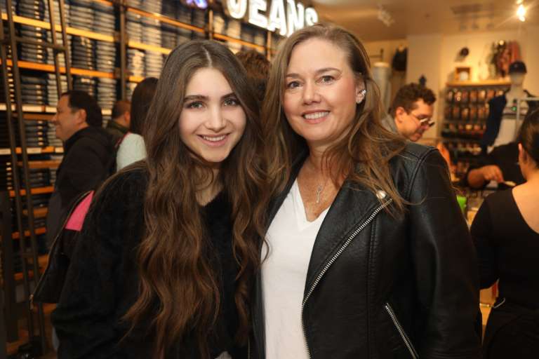 Dona Tu Jean la campaña social de American Eagle vuelve para ratificar su compromiso de apoyar a las diferentes comunidades en Colombia

El planeta eres tú, somos nosotros y son ellos: una comunidad que recicla y que vive de las segundas oportunidades. Esas, que soñamos darles a nuestros jeans.