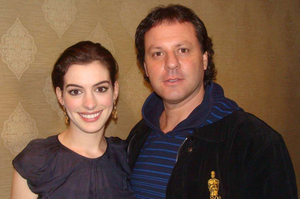 Fabián Waintal tiene fotos con muchos de sus entrevistados. En esta imagen aparece al lado de Anne Hathaway. / Fotos: Archivo particular