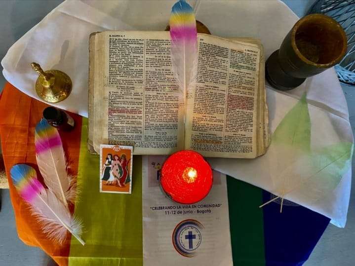 Para algunas personas LGBTIQ+, la religión ha representado tanto un refugio espiritual como un espacio de exclusión. Las doctrinas e interpretaciones han impuesto barreras que las han marginado del discurso religioso. Frente a esto, han surgido corrientes espirituales afirmativas que desafían las lecturas tradicionales y promueven espacios donde las personas puedan reafirmar su identidad dentro de la fe.
