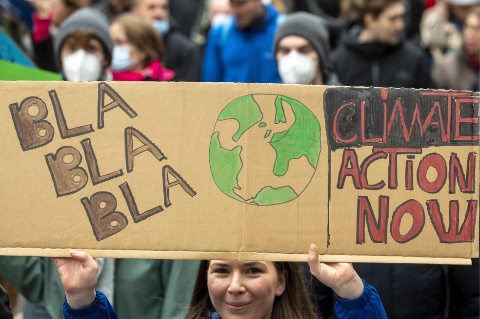 "Basta de bla, bla, acción climática ya", rezaba una pancarta en Sídney, denunciando la posición del gobierno australiano, defensor de la industria minera nacional.