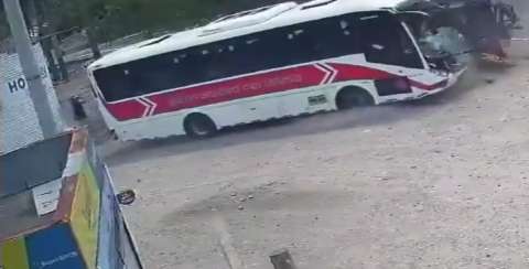 Revelan video del accidente en el que colisionaron dos buses en Caldas