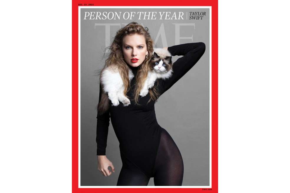 Taylor Swift es nombrada Persona del Año de la revista Time. En la foto aparece con su gato Benjamin Button.