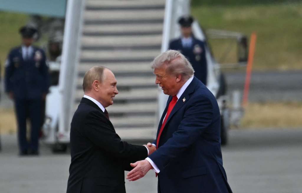 Así fue el saludo entre Trump y Putin en la base Elmendorf-Richardson, en Anchorage (Alaska).
