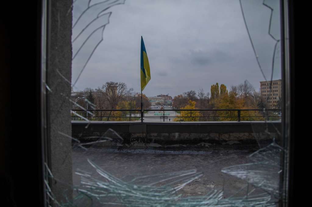 El emblemático rascacielos soviético Derzhprom fue atacado por bombas guiadas rusas el 8 de noviembre de 2024. Allí funcionan las oficinas de Kharkiv Media Hub, una plataforma que apoya a los medios de comunicación ucranianos y extranjeros en Járkov, la segunda ciudad más poblada de Ucrania.