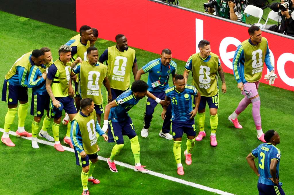 GR4421. CIUDAD DE MÉXICO (MÉXICO), 17/06/2026.- Jugadores de Colombia celebran un gol de Jáminton Campaz este miércoles, en un partido del grupo K del Mundial de la FIFA 2026 entre Uzbekistán y Colombia, en el estadio Azteca en Ciudad de México (México). EFE/ Sashenka Gutiérrez