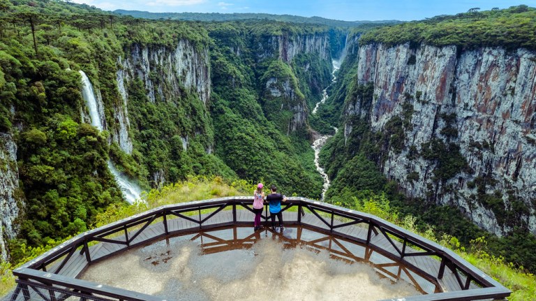Siete parques nacionales para recorrer Brasil entre playas, selvas y montañas