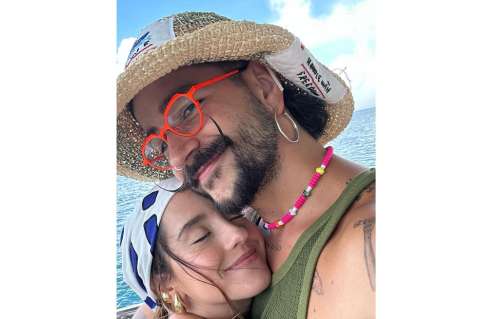 Camilo fue criticado por foto, muy feliz, con una modelo: “respeta a tu esposa”