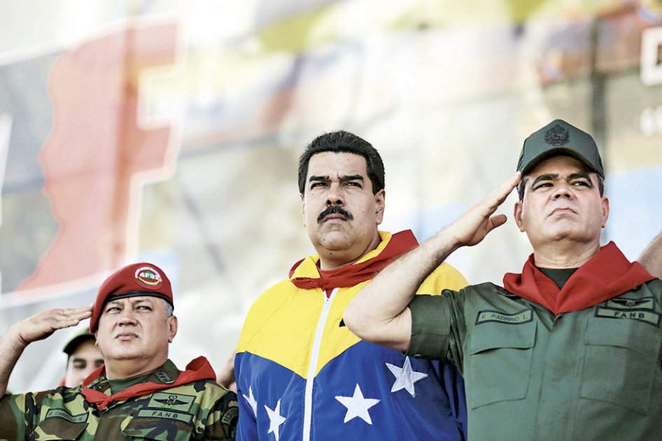 El mandatario Nicolás Maduro aparece junto al presidente de la Asamblea Nacional, Diosdado Cabello (izq.), y su ministro de Defensa, Vladimir Padrino. / AFP