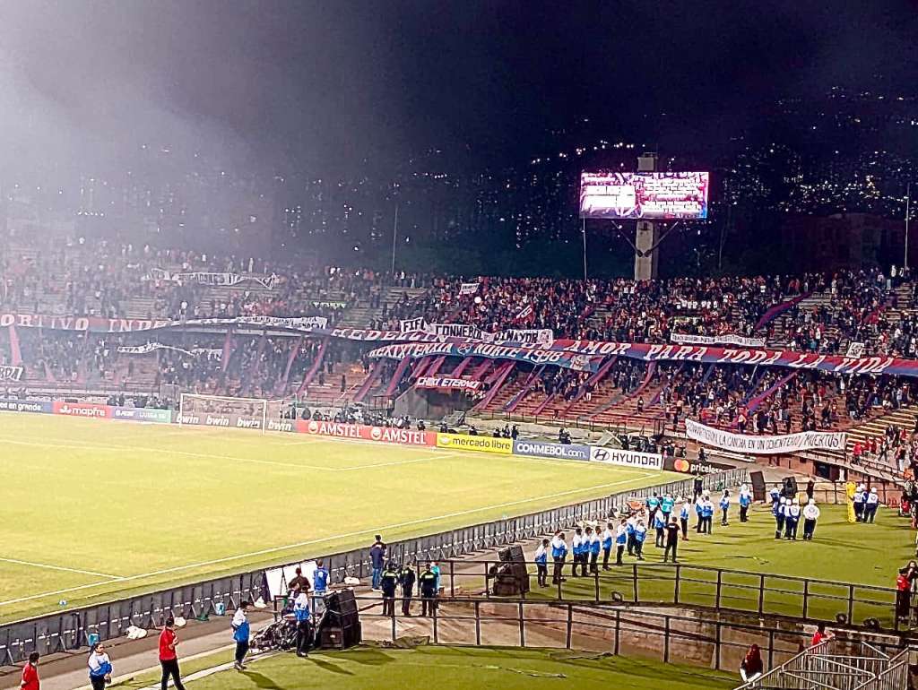 Tribuna norte del estadio Atanasio Girardot durante los disturbios que cancelaron el partido entre Independiente Medellín y Flamengo por la Copa Libertadores.