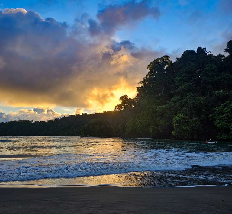 Atardecer luego de finalizar la actividad de senderismo en la cascada la chontadura