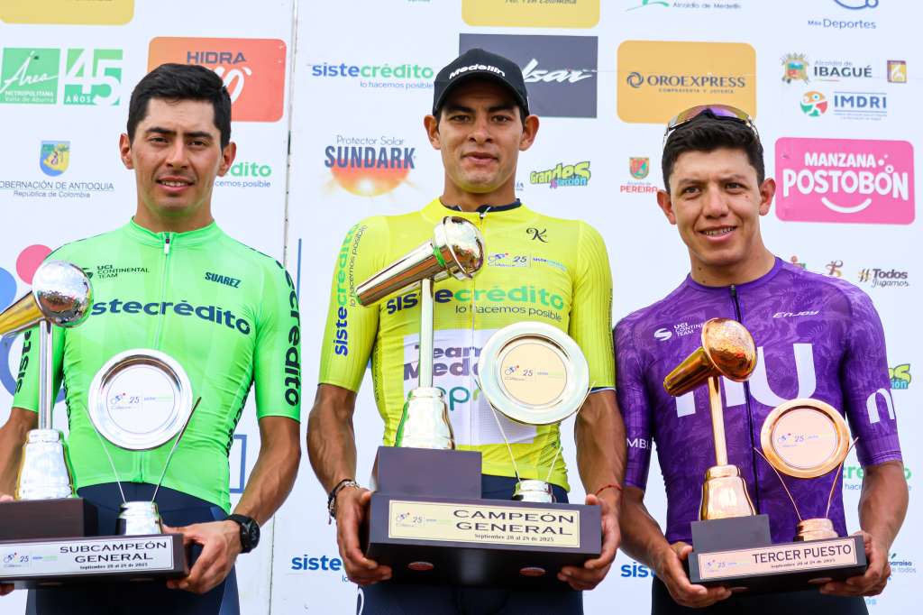 El boyacense Diego Camargo (centro) se consagró campeón del Clásico RCN 2025. El cundinamarqués Wilson Peña (izq.) y el bogotano Javier Jamaica, segundo y tercero, lo acompañaron en el podio.