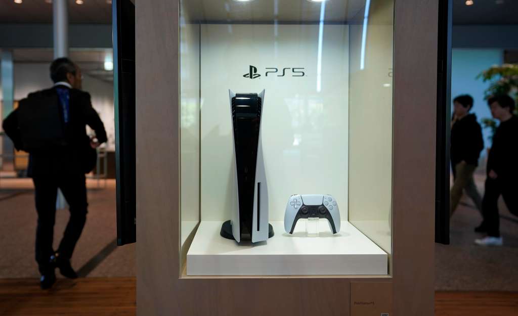 Tokyo (Japan), 14/05/2024.- A PlayStation 5 (PS5) developed by Sony Interactive Entertainment is displayed at the headquarters of Sony Group in Tokyo, Japan, 14 May 2024. Sony Group announced on 14 May its consolidated financial results for fiscal year 2023, which ended in March 2024. The report showed an increase in sales revenue by 18.6 percent year on year to 13.02 trillion Japanese yen (about 832.3 million US dollar), and a decrease in operating income by 7.2 percent to 1.20 trillion Japanese yen (about 772.5 million US dollar). Net income decreased by 3.5 percent to 970,573 million Japanese yen (approximately 62 million US dollar). (Japón, Tokio) EFE/EPA/KIMIMASA MAYAMA