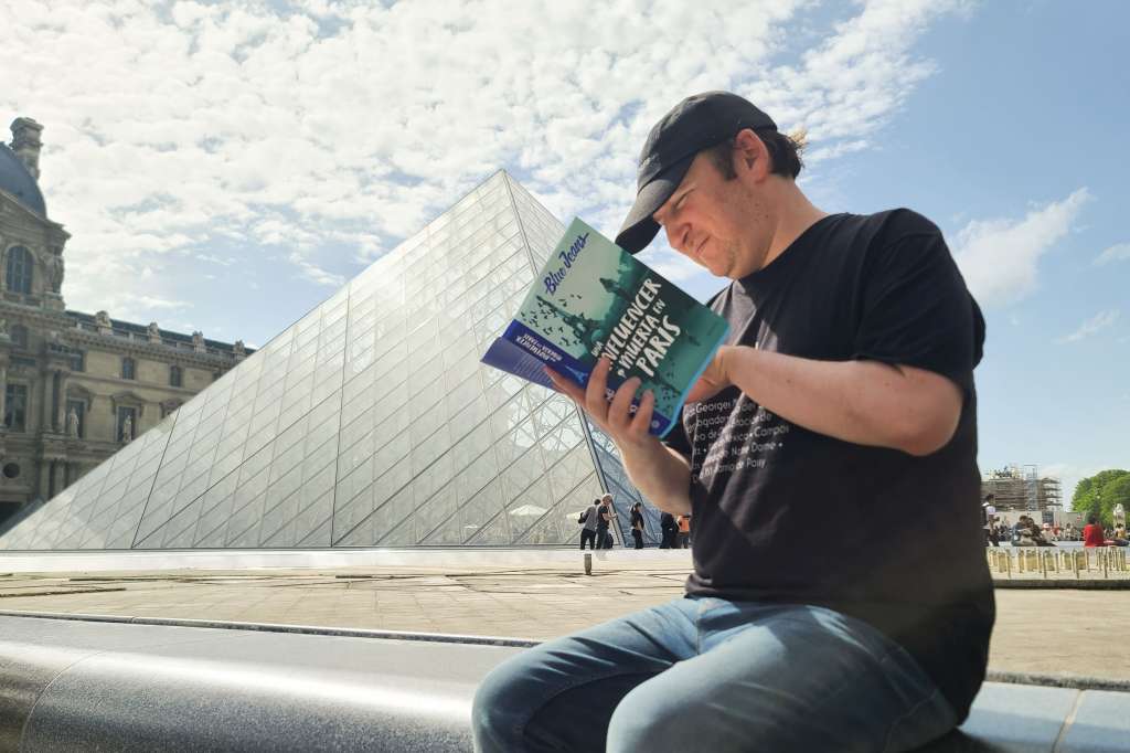 GRAF6452. PARÍS, 10/04/2024.- El autor español Blue Jeans, todo un superventas de la literatura juvenil, regresa este miércoles a las librerías con 'Una influencer muerta en París' (Planeta), una novela de misterio sobre un mundo que considera muy "complicado, a veces casi inaccesible", y que genera mucha "presión" para la gente joven. "Los 'influencers' no son robots, no son máquinas, tienen 'haters', tienen fans que se obsesionan con ellos, son personas. Y personas muy jóvenes", resalta el escritor, cuyo verdadero nombre es Francisco de Paula .-EFE / Edgar Sapiña Manchado