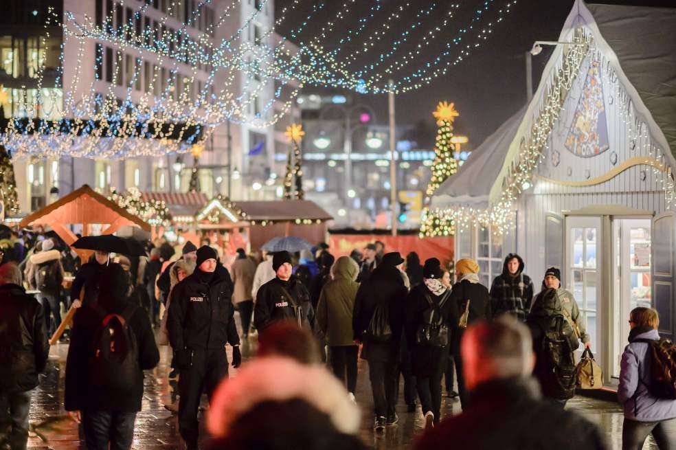 En medio de una fuerte vigilancia se reabrió el mercado navideño atacado en Berlín. / AFP
