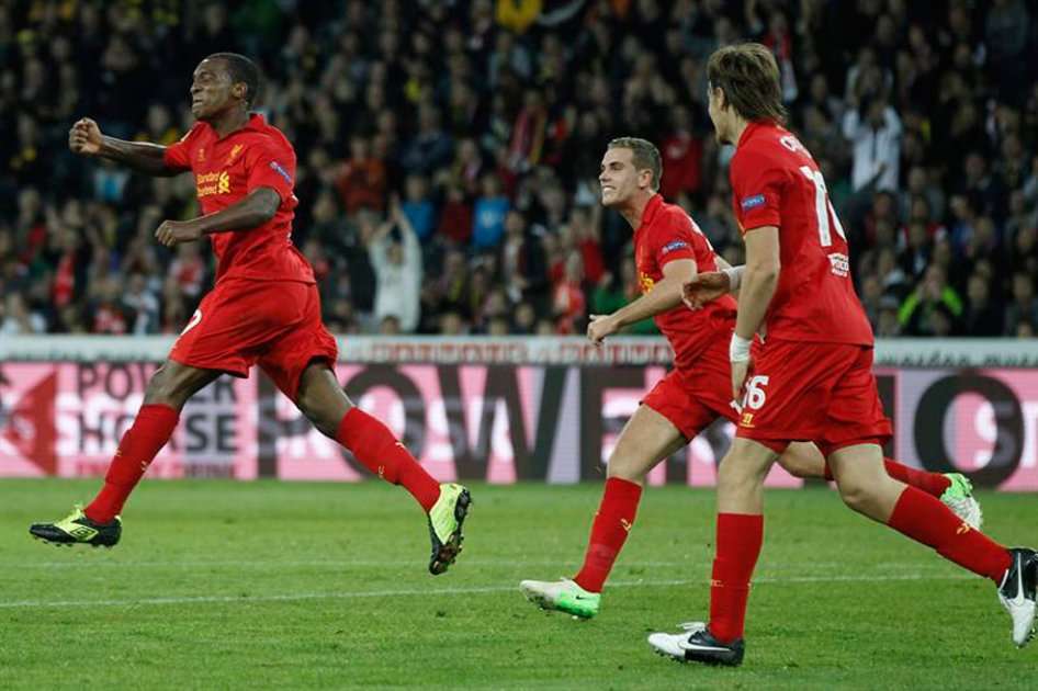 El jugador Andre Wisdom (i) del Liverpool celebra con sus compañeros Jordan Henderson (c) y Sebastián Coates luego de anotar ante Young Boys. / EFE