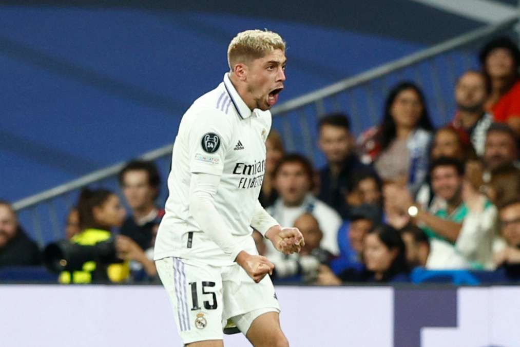 MADRID, 14/09/2022.- El delantero del Real Madrid Federico Valverde celebra su gol durante el partido correspondiente al grupo F de la Liga de Campeones de la UEFA que Real Madrid y RB Leipzig disputan este miércoles en el Santiago Bernabéu, en Madrid. EFE/Rodrigo Jimenez