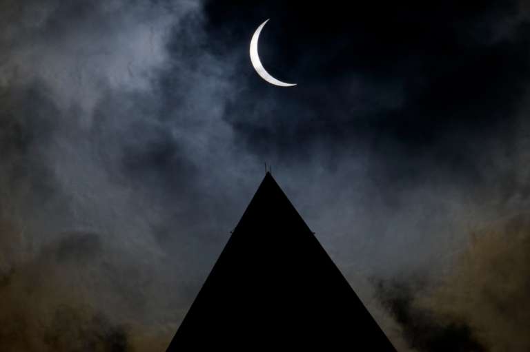 Los eclipses solares totales también ofrecen la oportunidad de estudiar la atmósfera de la Tierra en condiciones poco usuales.