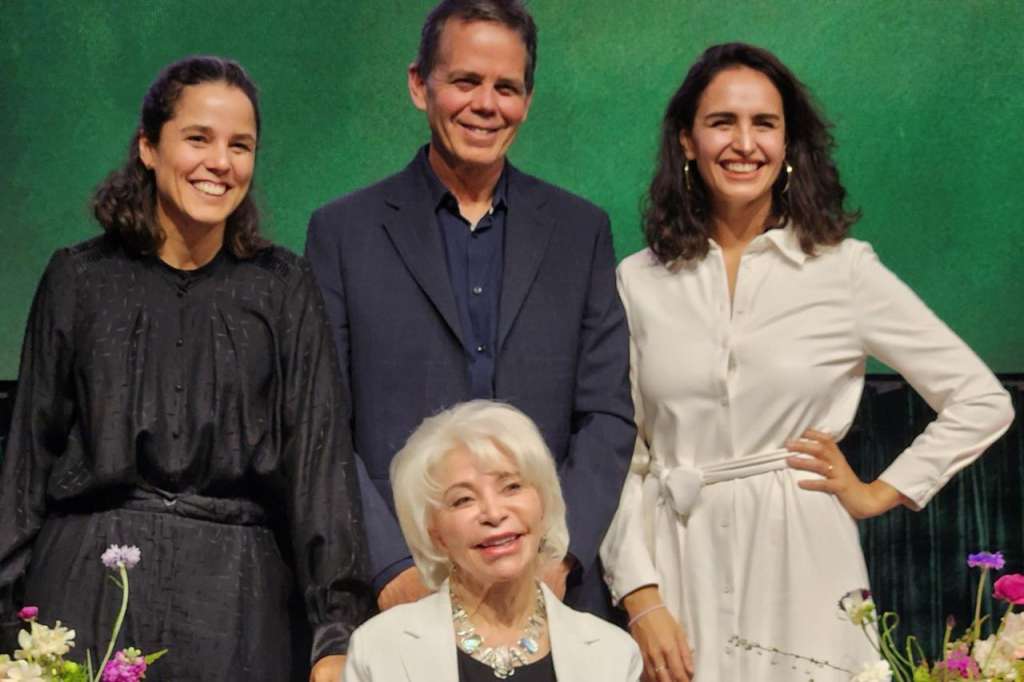 La escritora chilena Isabel Allende (abajo), posa junto al cineasta chileno Andrés Wood (c); la guionista y productora ejecutiva Francisca Alegría (i), y la productora, guionista, actriz y showrunner de la serie, Fernanda Urrejola (d), durante la presentación para Amazon Prime de su novela 'La Casa de los Espíritus' .
