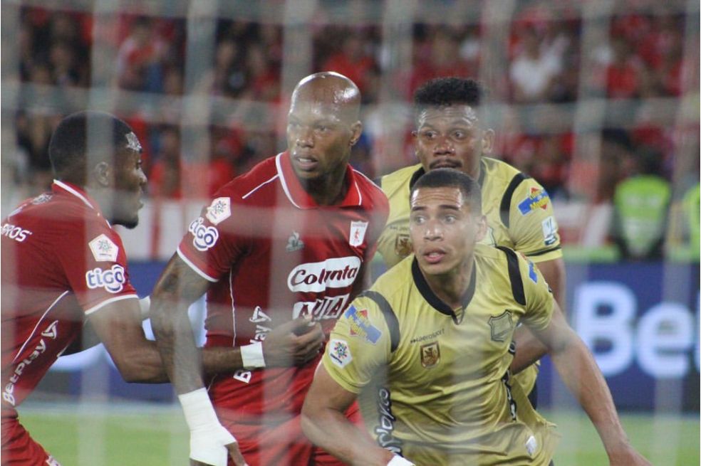 Juego intenso entre América y Águilas en el Pascual Guerrero de Cali.